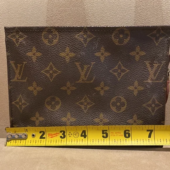 LV,  travel or make up case - Picture 7 of 10